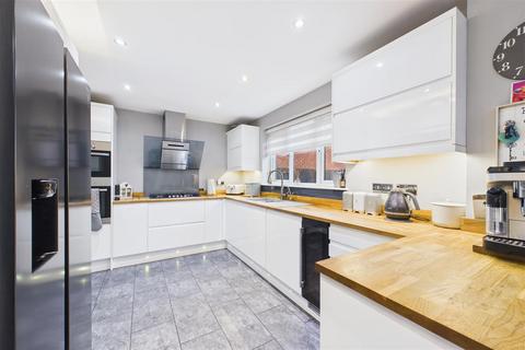 4 bedroom detached house for sale, Oakfield Road, Fernwood, Newark