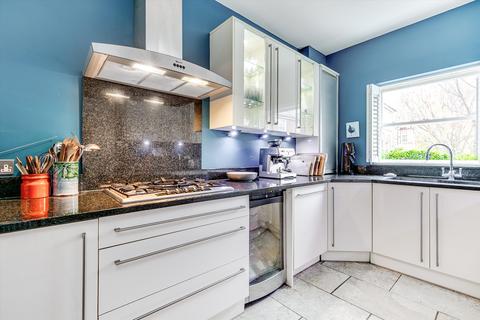 4 bedroom terraced house to rent, King George Square, Richmond, TW10