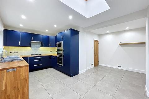 3 bedroom end of terrace house for sale, The Martyrs Close, Cheylesmore