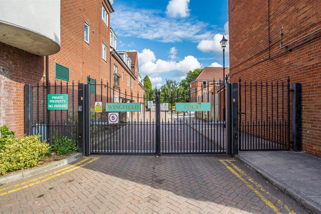 Flat-wingfield-court-high-street-banstead-7.jpg