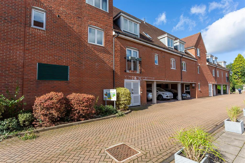 Flat-wingfield-court-high-street-banstead-101.jpg