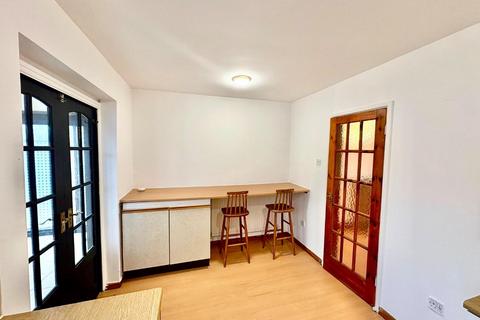 2 bedroom semi-detached house to rent, Pinewood, Atherstone