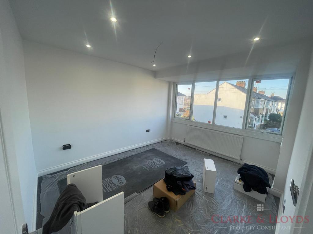 3 bed terraced house to rent Clifford Road, Londo