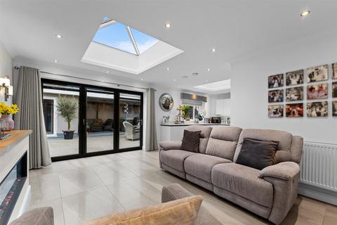3 bedroom semi-detached house for sale, Briar Close, Sale