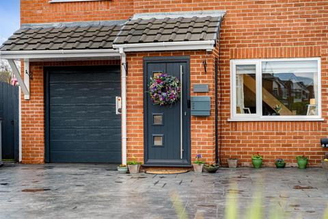 3 bedroom semi-detached house for sale, Briar Close, Sale