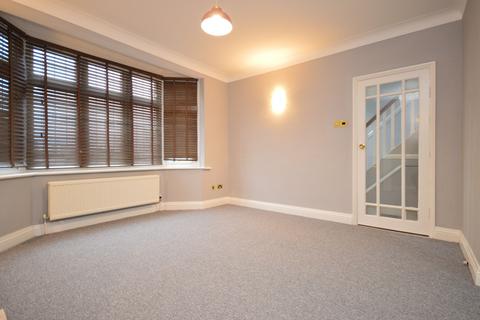 3 bedroom semi-detached house to rent, Hainault Road, Romford, RM5 3AR