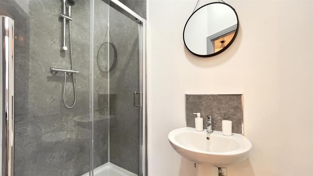 Ensuite x 6.jpg