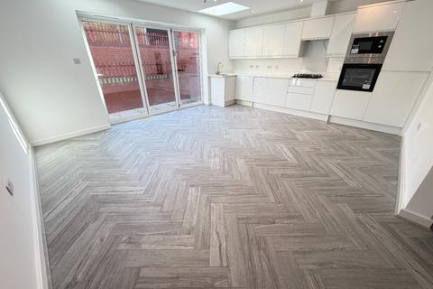 undefined, Kinmoor Close, Luton