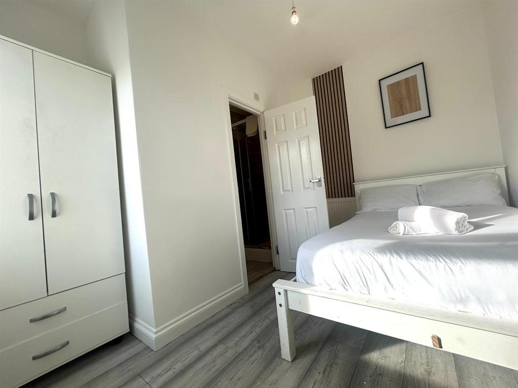 Room 4 double bedroom.jpg