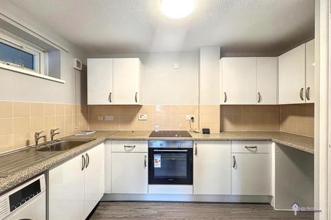 2 bedroom flat to rent, Chesterfields, SO18