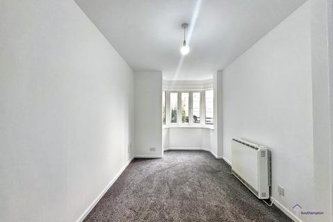 2 bedroom flat to rent, Chesterfields, SO18