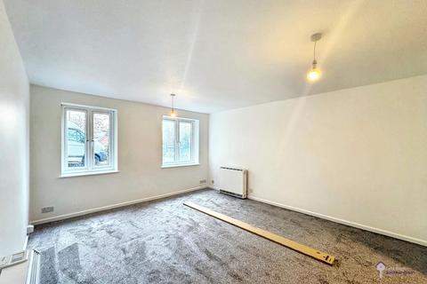 2 bedroom flat to rent, Chesterfields, SO18