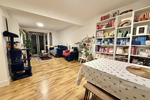 3 bedroom terraced house to rent, Sinnott Road, London E17