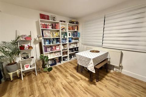 3 bedroom terraced house to rent, Sinnott Road, London E17