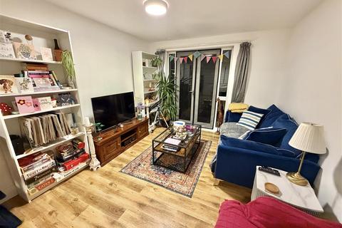 3 bedroom terraced house to rent, Sinnott Road, London E17