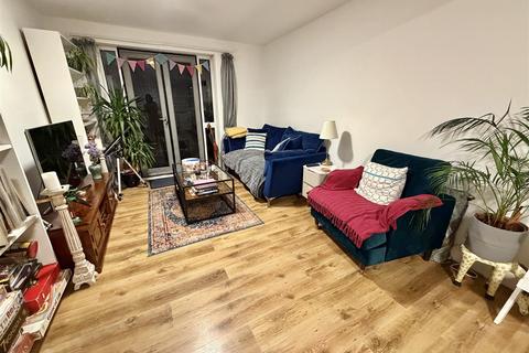 3 bedroom terraced house to rent, Sinnott Road, London E17