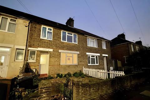 3 bedroom terraced house to rent, Sinnott Road, London E17