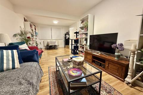 3 bedroom terraced house to rent, Sinnott Road, London E17