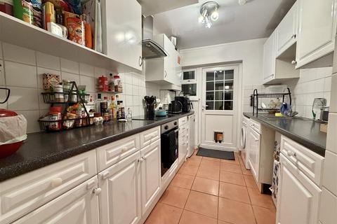 3 bedroom terraced house to rent, Sinnott Road, London E17