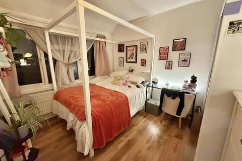 3 bedroom terraced house to rent, Sinnott Road, London E17