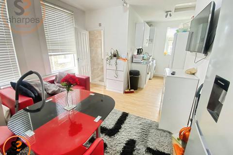 1 bedroom flat to rent, Room 4, 24a Kettering Street, London