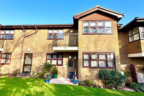 2 bedroom flat to rent, Balmoral Gardens, Bexley DA5