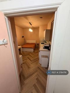 Studio to rent, Knatchbull Road, London, SE5