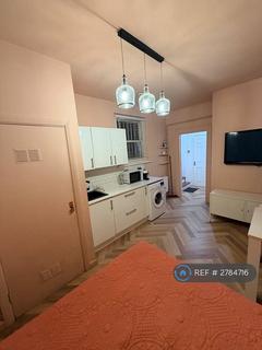 Studio to rent, Knatchbull Road, London, SE5