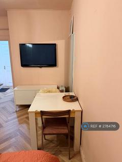Studio to rent, Knatchbull Road, London, SE5