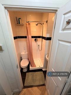 Studio to rent, Knatchbull Road, London, SE5