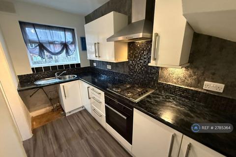2 bedroom semi-detached house to rent, Westbury Place South, Leeds, LS10