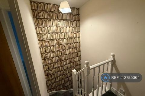 2 bedroom semi-detached house to rent, Westbury Place South, Leeds, LS10