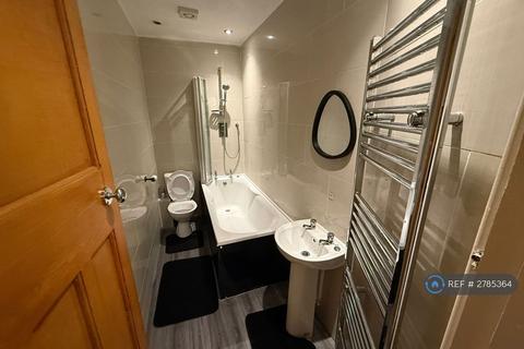 2 bedroom semi-detached house to rent, Westbury Place South, Leeds, LS10
