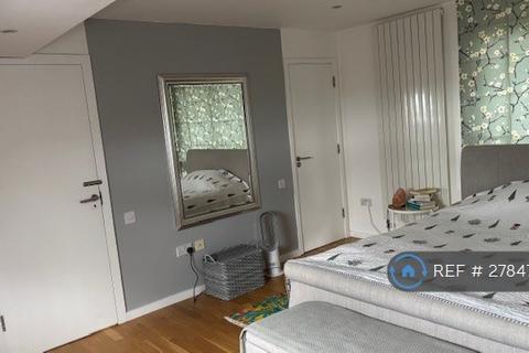 1 bedroom in a house share to rent, Springfield Avenue, London, N10