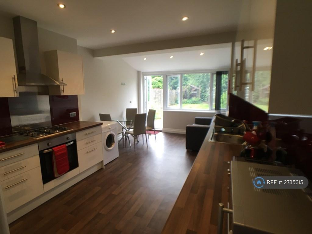 Kitchen &amp; Communal Area