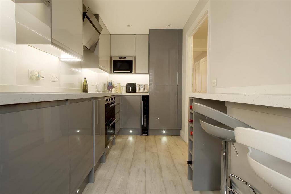 Kitchen a.jpg