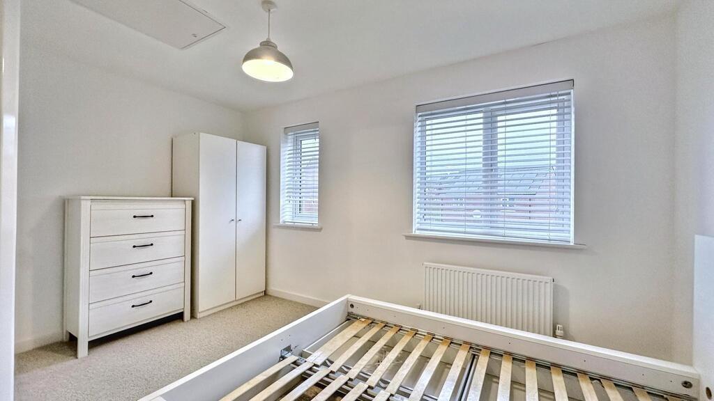 Bright, neutral double bedroom with large windo...