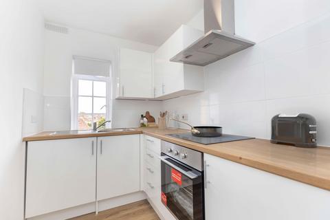 Studio to rent, Finchley Road, The Pantiles, NW11