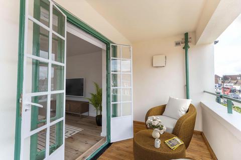 Studio to rent, Finchley Road, The Pantiles, NW11