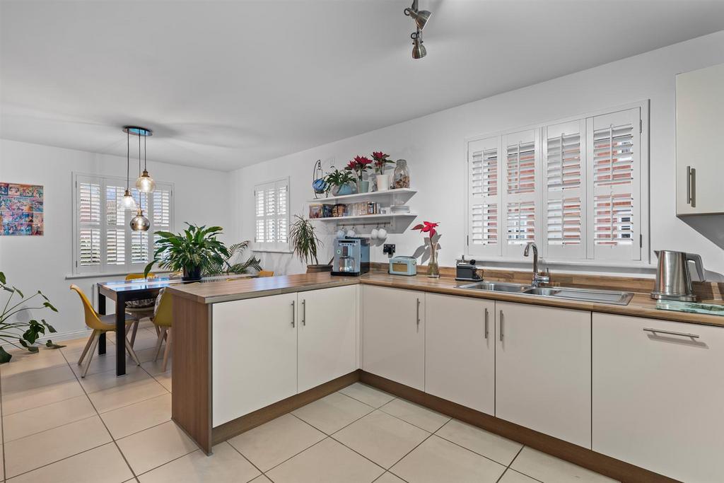 8 Brackendale Close-4.jpg
