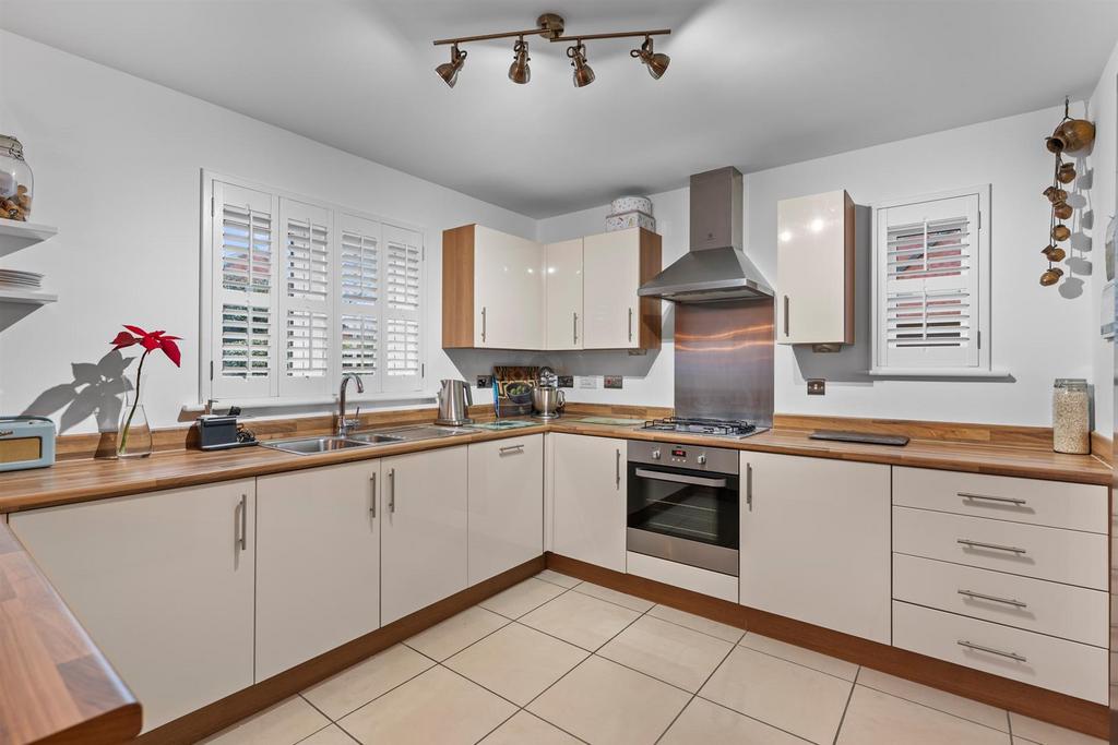 8 Brackendale Close-5.jpg