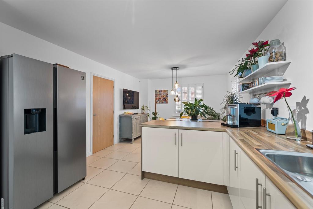 8 Brackendale Close-3.jpg