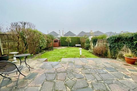 4 bedroom semi-detached house for sale, Cottesmore Gardens, Leigh-on-Sea, Essex, SS9