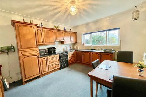 4 bedroom semi-detached house for sale, Cottesmore Gardens, Leigh-on-Sea, Essex, SS9