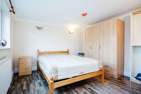 3 bedroom flat to rent, Ilderton Road, London SE16