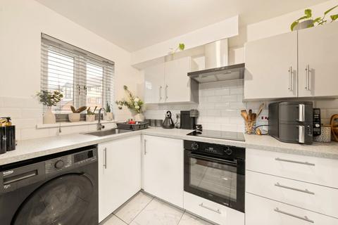 2 bedroom flat for sale, Medesenge Way, London N13