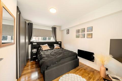 2 bedroom flat for sale, Medesenge Way, London N13