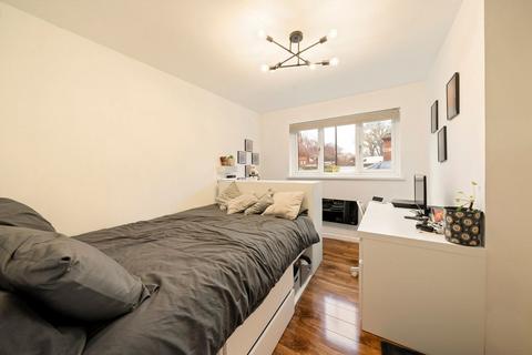 2 bedroom flat for sale, Medesenge Way, London N13