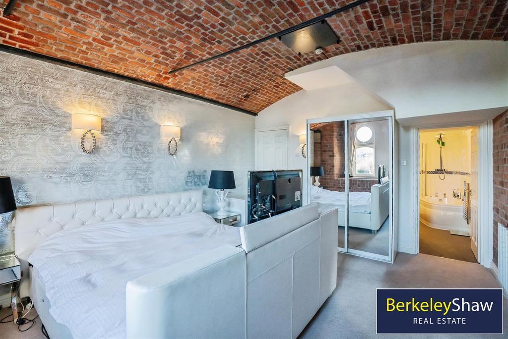 Master bedroom (3)