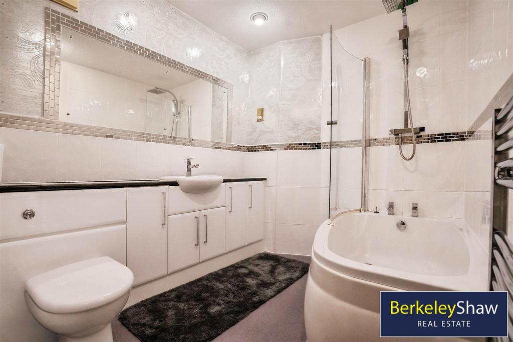 En-suite bathroom